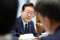 이 대통령, 한 총리와 첫 주례회동…"전권 갖고 국정 혁신 이끌라"