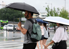 '소서'에 전국 곳곳 비…낮 35도 '여름 더위' [오늘날씨]