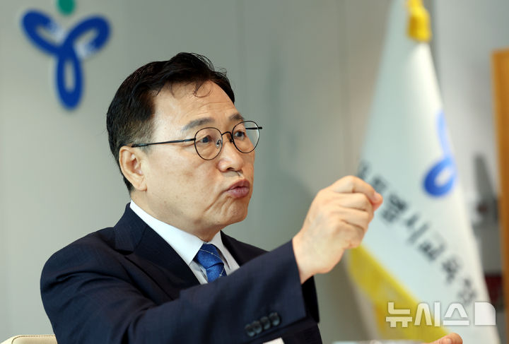 뉴시스와 인터뷰 하는 정근식 서울시교육감