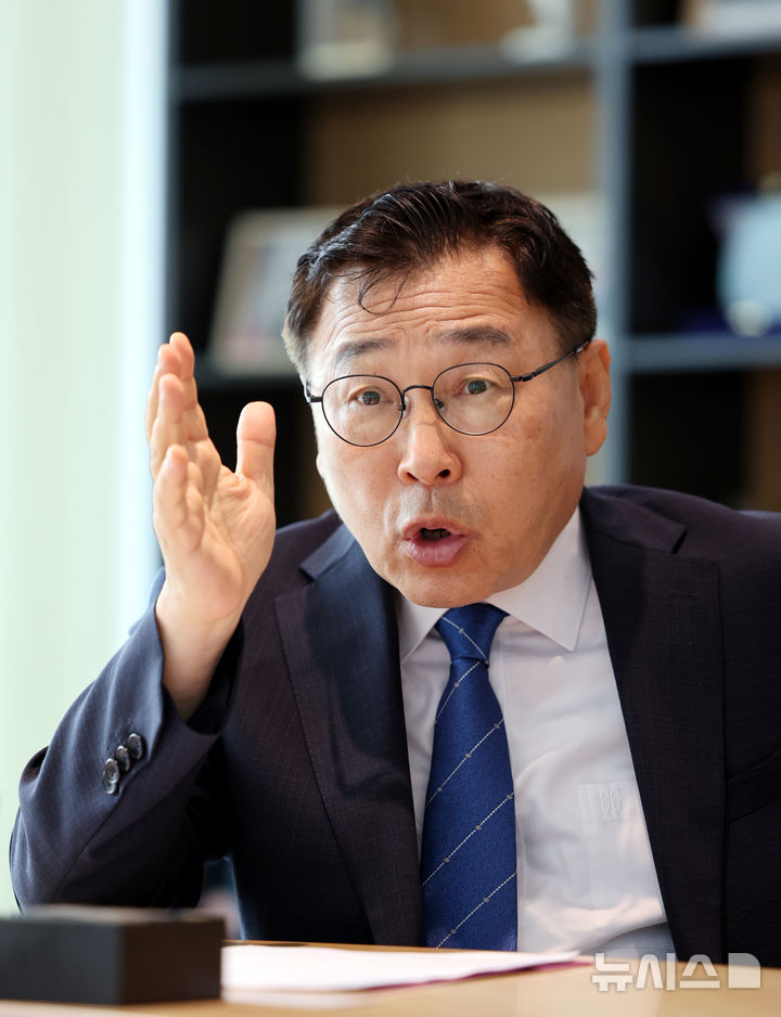 뉴시스와 인터뷰 하는 정근식 서울시교육감