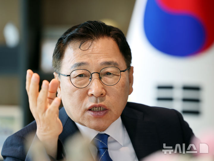 뉴시스와 인터뷰 하는 정근식 서울시교육감
