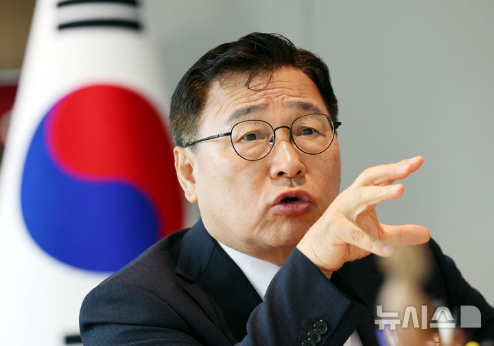 인터뷰 하는 정근식 서울시교육감