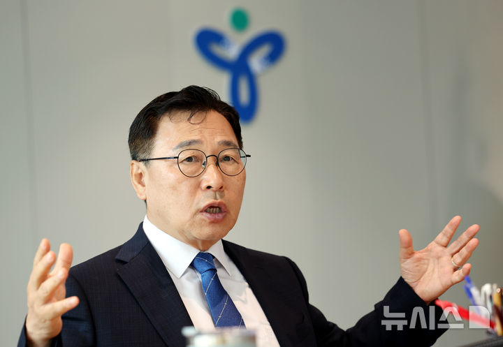 뉴시스와 인터뷰 하는 정근식 서울시교육감