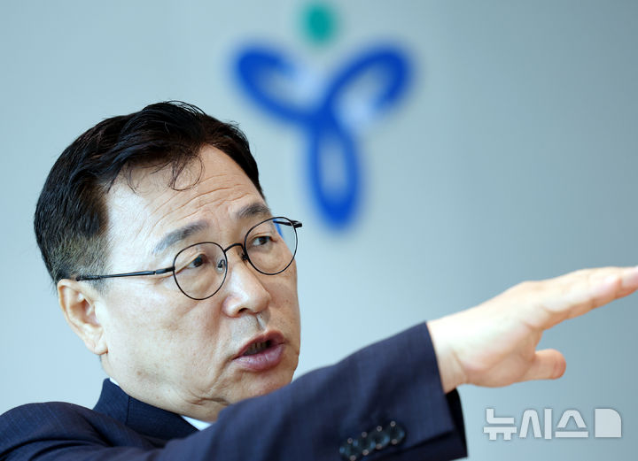 뉴시스와 인터뷰 하는 정근식 서울시교육감