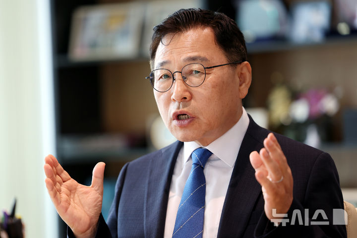 뉴시스와 인터뷰 하는 정근식 서울시교육감