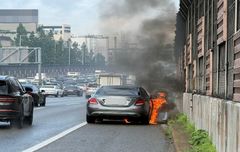 경인고속도로 달리던 차량 화재…인명피해 없어