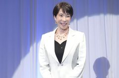 "불쾌함 넘어 구역질"…2억 넘는 보석 휘감은 日다카이치에 비판 쇄도