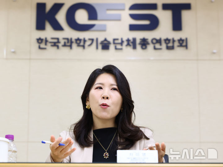 그룹 인터뷰 갖는 차미영 단장
