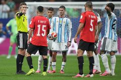 아르헨티나 편파 판정 논란 '시끌'…FIFA 심판위원장 "근거 없어"[월드컵24시]