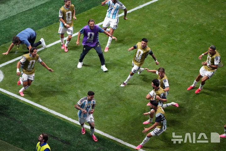 후반 추가 시간 역전 골, 환호하는 아르헨티나 선수들