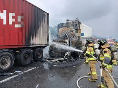 구미 경부고속도로서 트럭간 추돌 화재…1명 경상