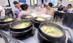 어르신, 삼계탕 드시고 무더위 견디세요