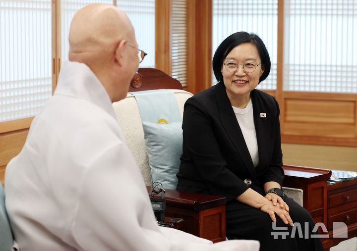 진우스님과 대화하는 한성숙 총리