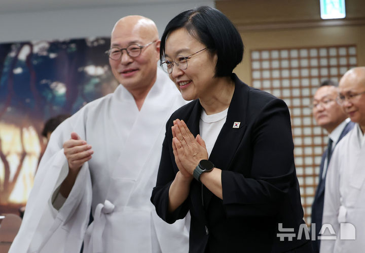 스님들과 인사 나누는 한성숙 총리