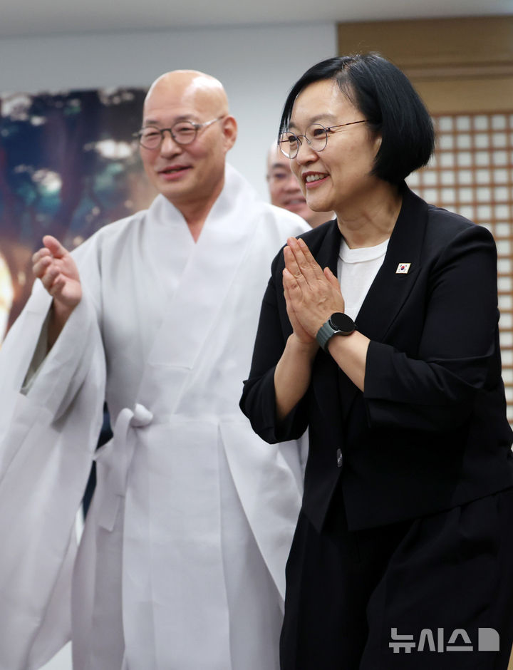 합장하는 한성숙 총리