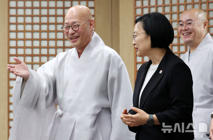 진우스님과 함께 접견실 들어서는 한성숙 총리