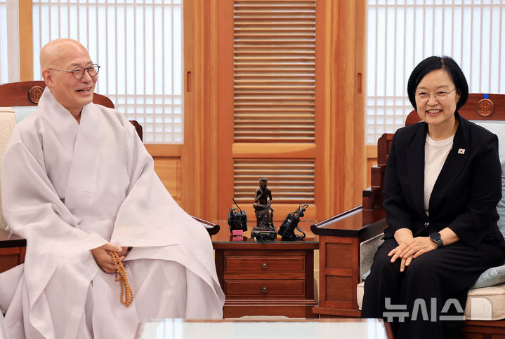 밝게 웃는 한성숙 총리와 조계종 총무원장 진우스님