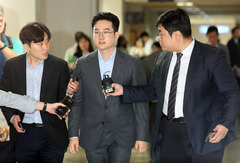 '피습 자작극 의혹' 정이한, 영장심사 출석…시민들에 "죄송하다"
