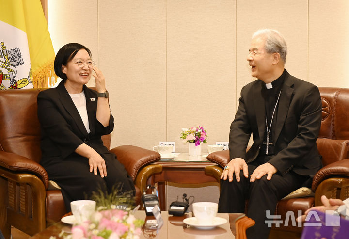 한성숙 총리, 한국천주교주교회의 의장인 이용훈 주교 예방