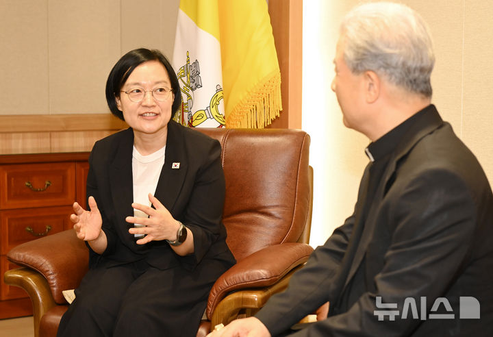 이용훈 주교 예방하는 한성숙 총리