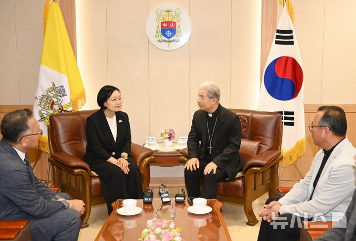 이용훈 주교 예방하는 한성숙 총리