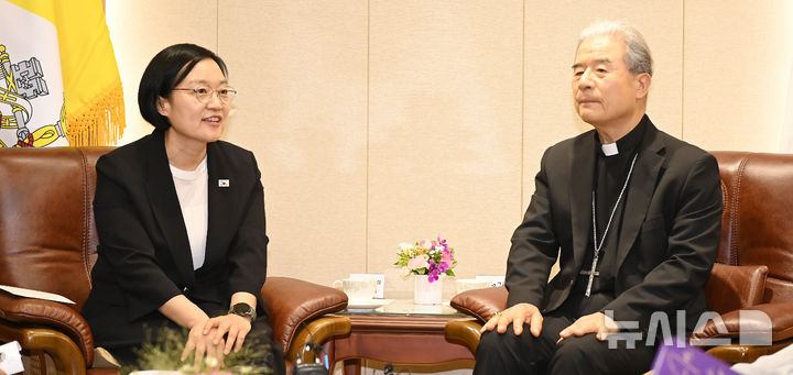 이용훈 주교와 대화하는 한성숙 총리