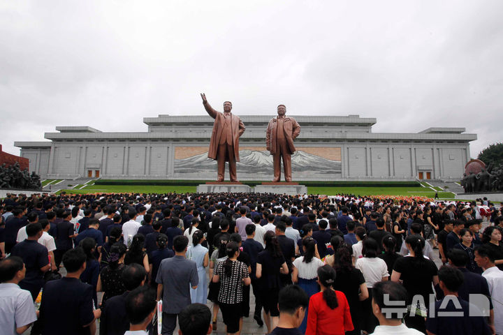 김일성 사망 32주기, 동상 참배하는 북한 주민들