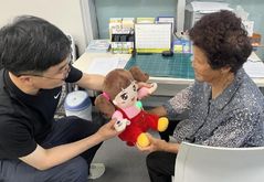 청주시, 치매노인 돌봄 AI 스마트로봇 '초롱이' 무상 대여 