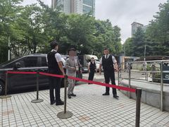 '혐중·부정선거 현수막' 원외정당 대표 구속 심사 출석