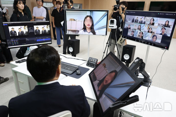 온라인 주문형 교육과정 학생들과 대화하는 정근식 교육감