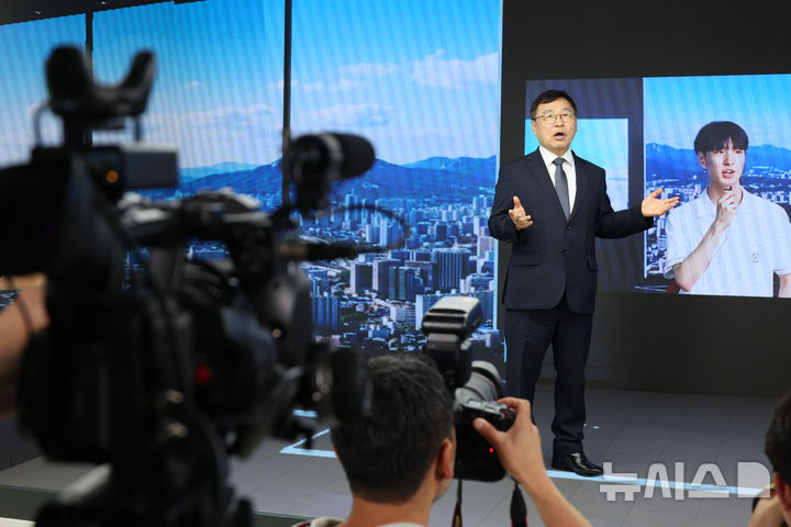 XR 스튜디오 시설 탐방하는 정근식 교육감