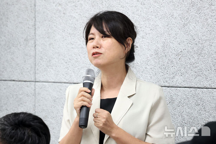 'MMCA 과천 40주년: 빛의 상상들' 설명하는 강수정 과천관 운영부장