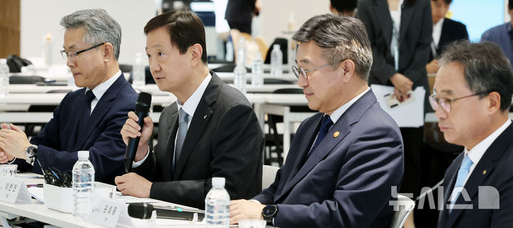 주민등록증 진위 확인 확대 업무협약식, 인사말하는 이찬진 금감원장