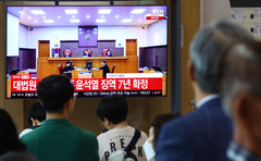 "7년 과하지 않아" vs "나라 위한 계엄"…尹 확정판결에 시민들 이견