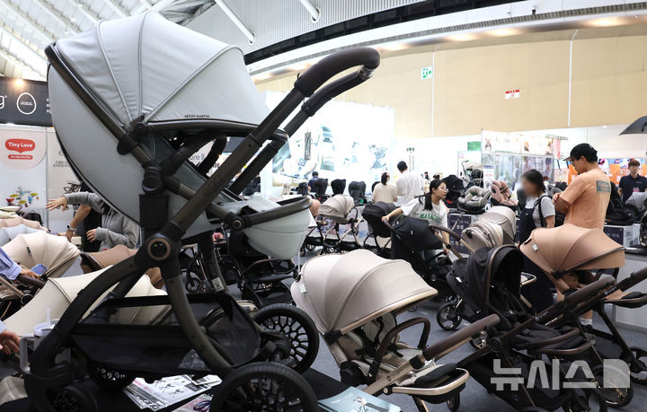 유모차 살펴보는 관람객들