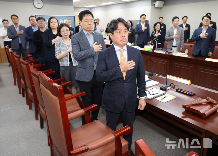 국민의례하는 권순원 최저임금위원장과 위원들