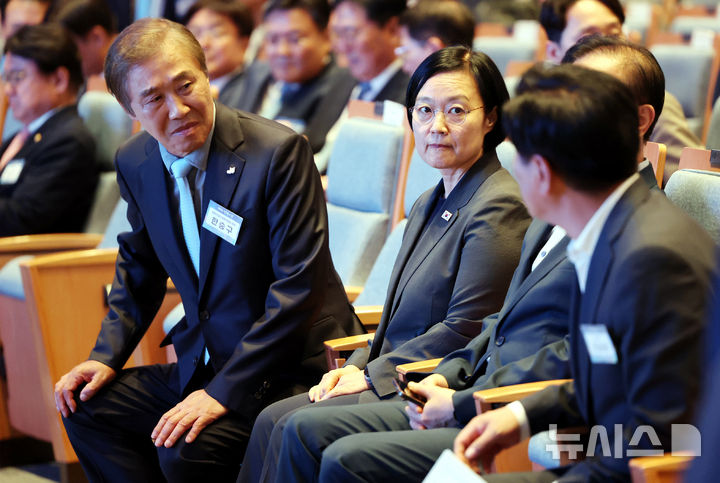 이야기 나누는 한성숙 총리