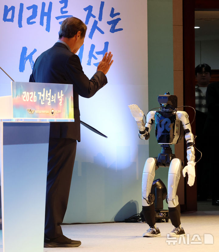 휴머로이드 로봇과 인사 나누는 한승구 대한건설협회장