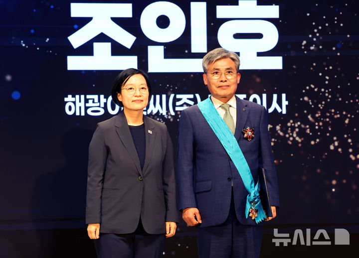 한성숙 총리, 금탑산업훈장 조인호 대표와 기념촬영