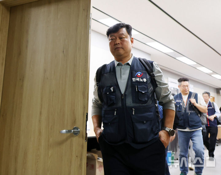 회의장 나서는 류기섭 최저임금위 근로자 위원