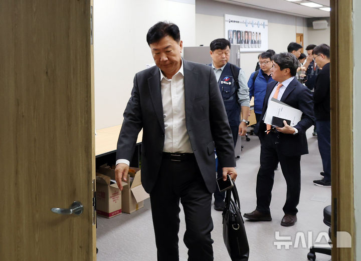 회의장 나서는 류기정 최저임금위 사용자 위원