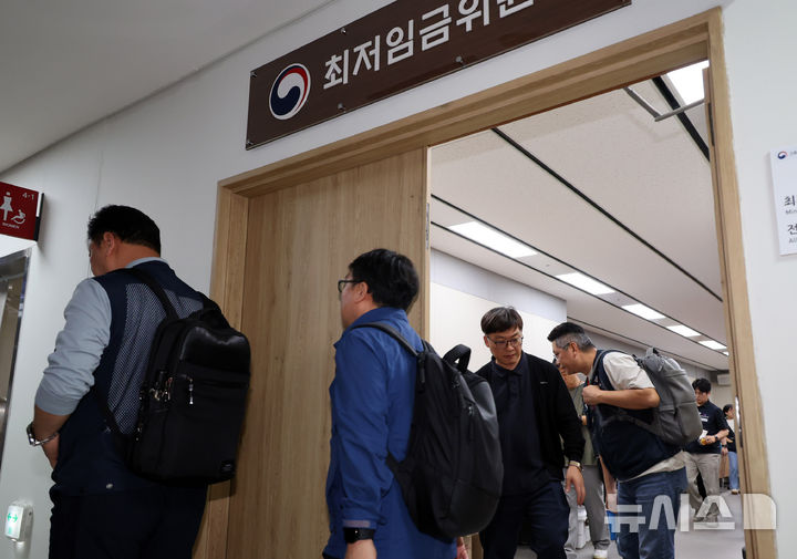 회의장 나서는 최저임금위 위원들, 합의는 다음으로