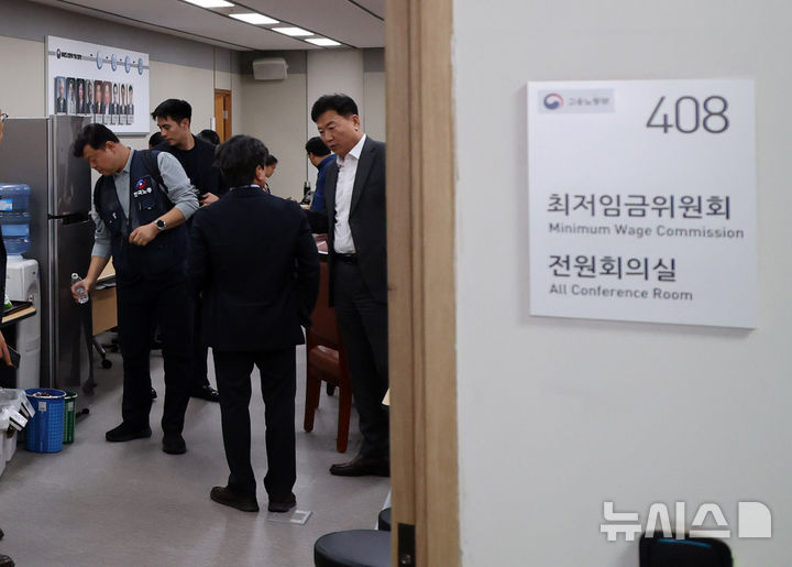 최저임금위 제13차 전원회의 마치고 대화하는 류기정-권순원