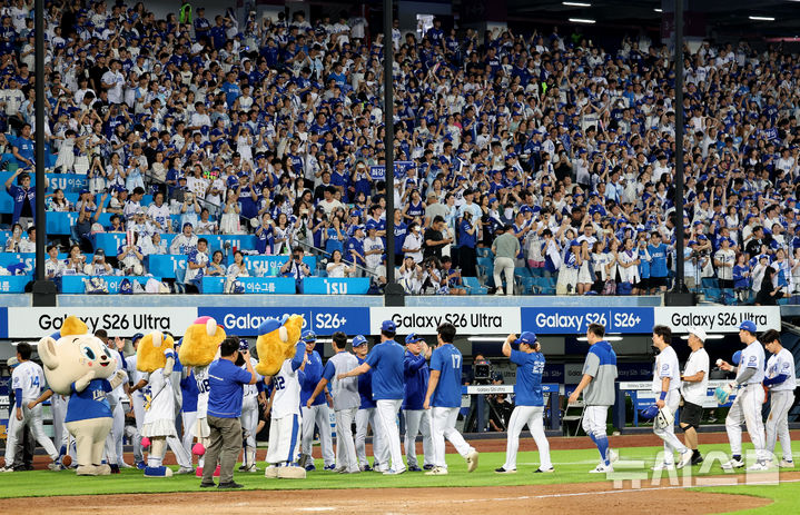 삼성 라이온즈, 11년 만에 전반기 1위… KBO리그 관중 수 신기록 경신