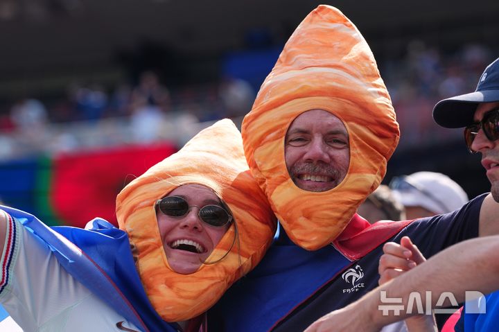 크루아상 응원 펼치는 프랑스 축구 팬들