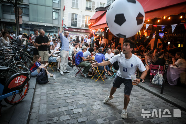 파리 거리에서 모로코전 시작 기다리는 축구 팬들