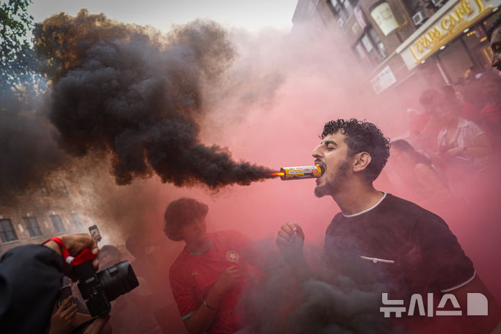 연막탄으로 짙은 아쉬움 표출하는 모로코 축구 팬