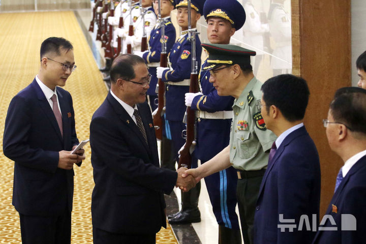환송 받으며 중국으로 떠나는 박태성 북한 내각총리