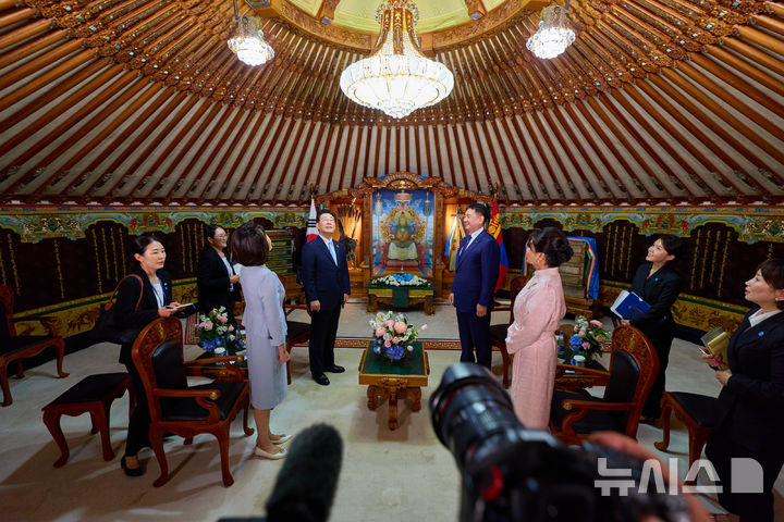 환담장 둘러보는 한-몽골 정상 부부