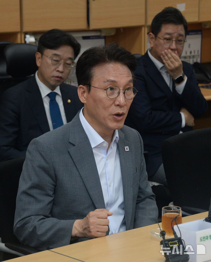 진지하게 답변하는 김민석 전 국무총리